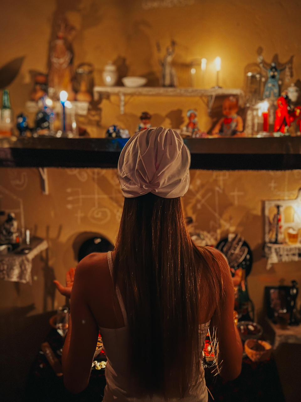 Mãe Luana no altar sagrado